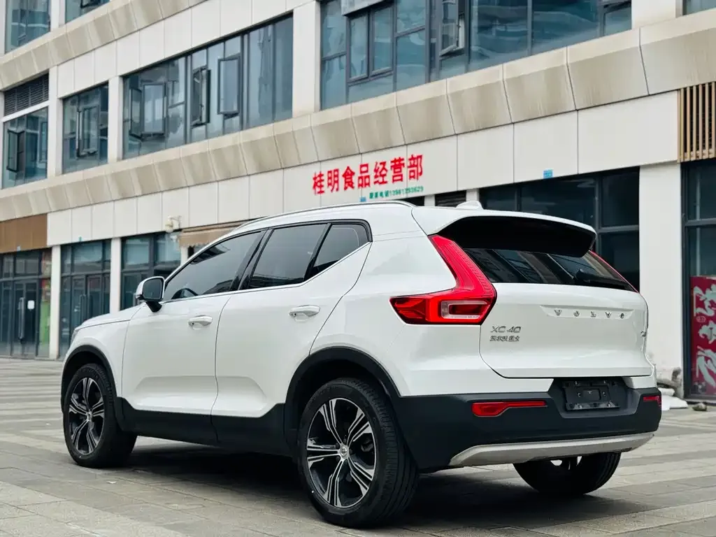 Volvo XC40 — фото 8