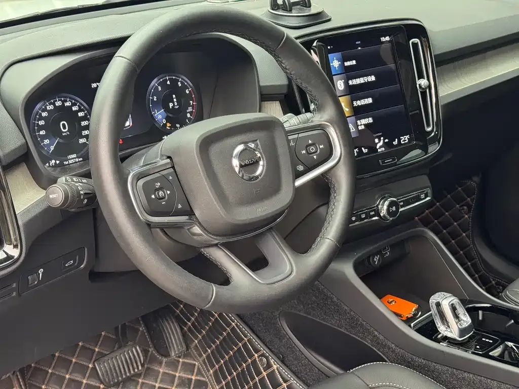 Volvo XC40 — фото 10