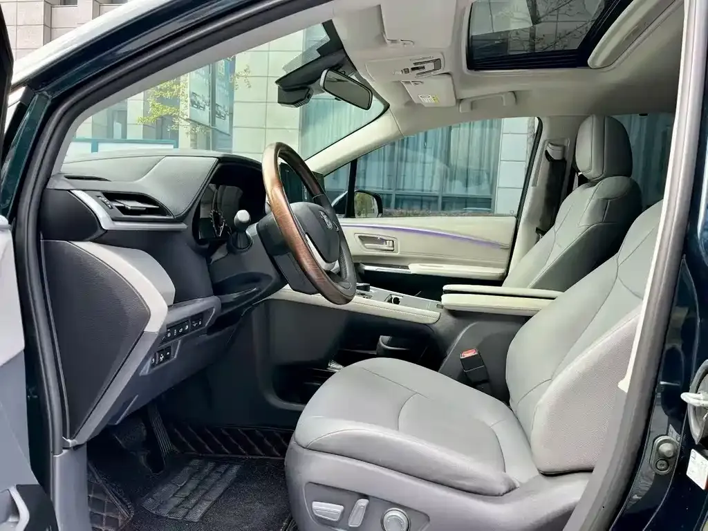 Toyota Granvia — фото 4
