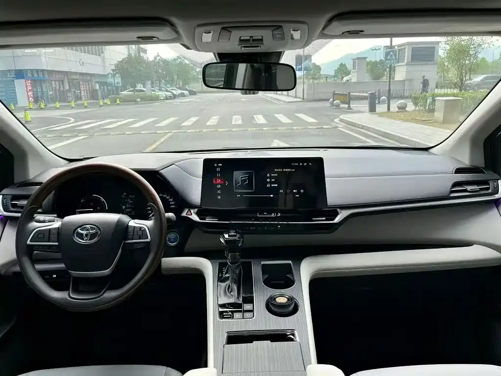 Toyota Granvia — фото 3