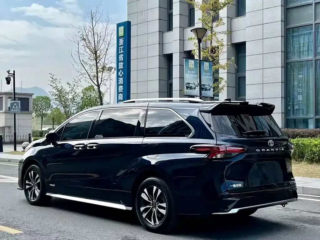 Toyota Granvia — фото 6