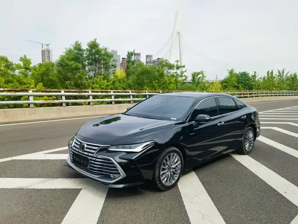 Toyota Avalon — фото 1