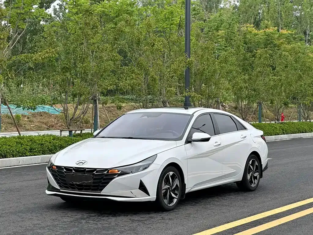 Hyundai Elantra — фото 1