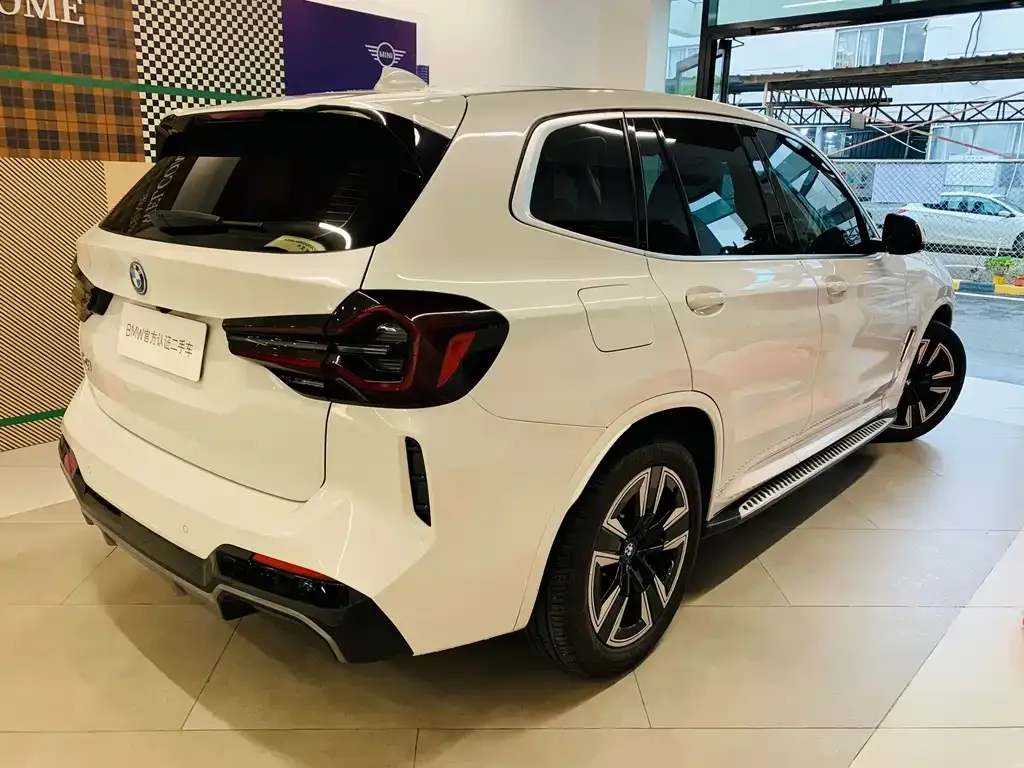 BMW iX3 — фото 10