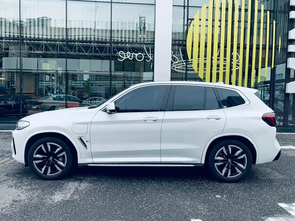BMW iX3 — фото 8