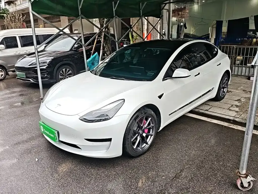 Tesla Model 3 — фото 1