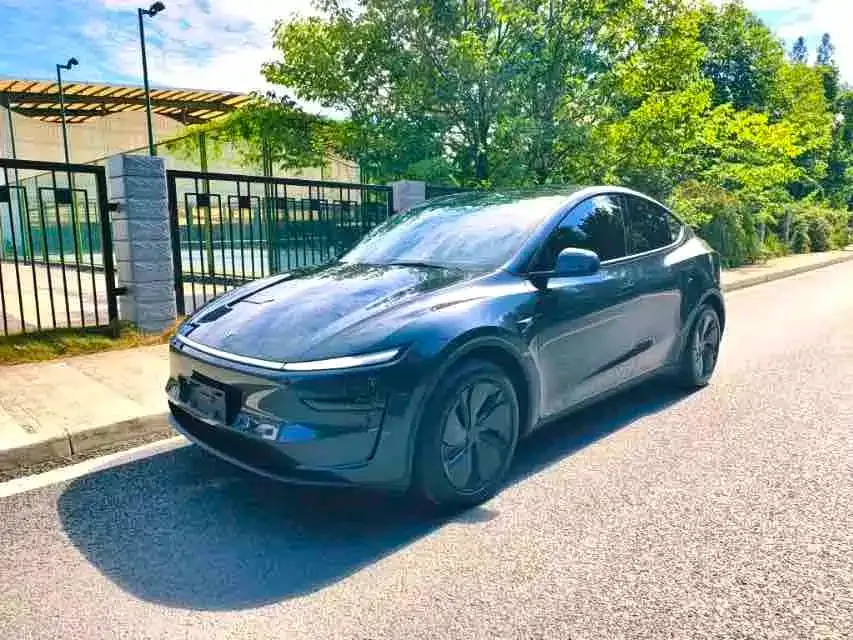 Tesla Model Y — фото 1