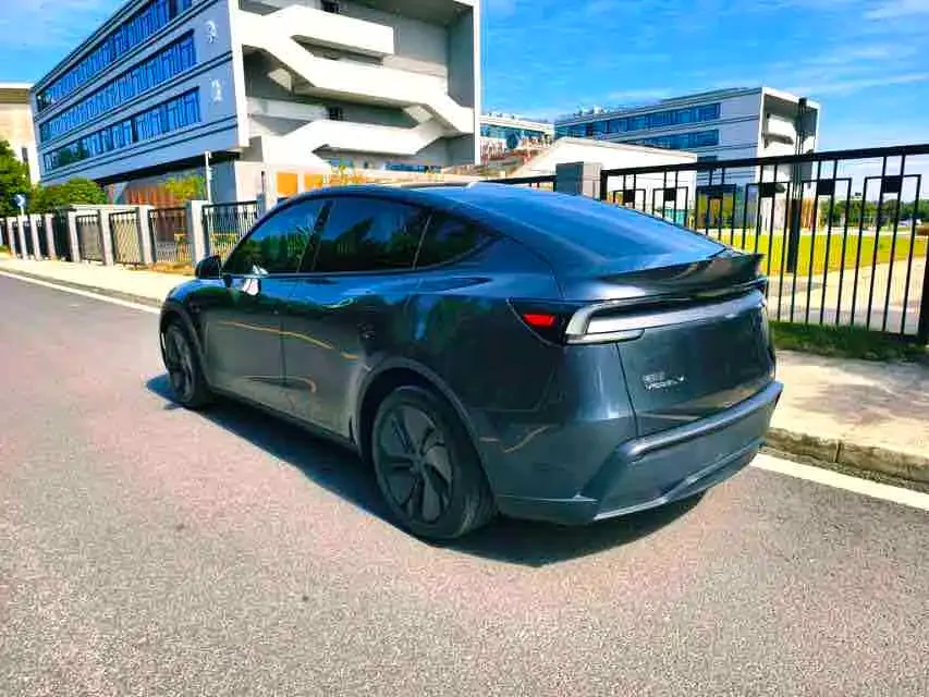 Tesla Model Y — фото 5
