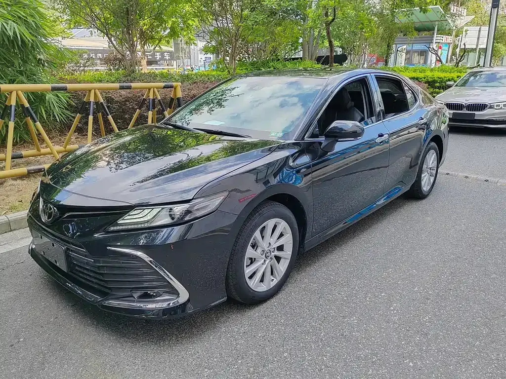 Toyota Camry — фото 1