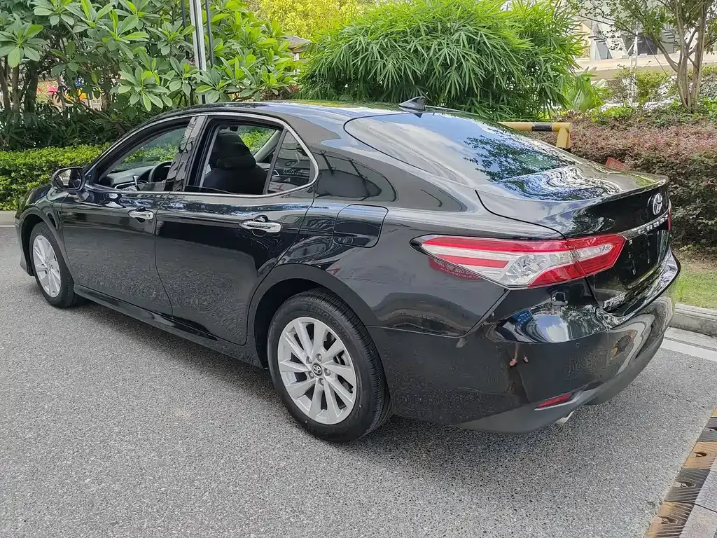 Toyota Camry — фото 4