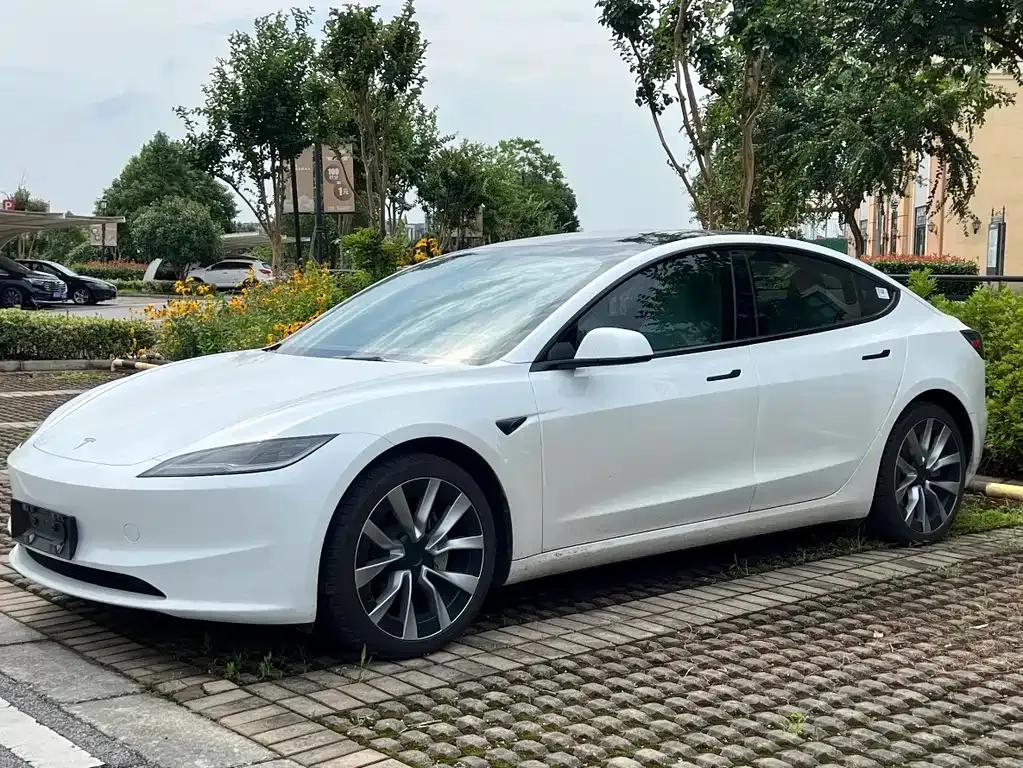 Tesla Model 3 — фото 1