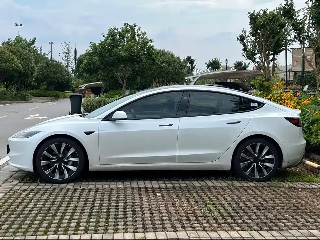 Tesla Model 3 — фото 7