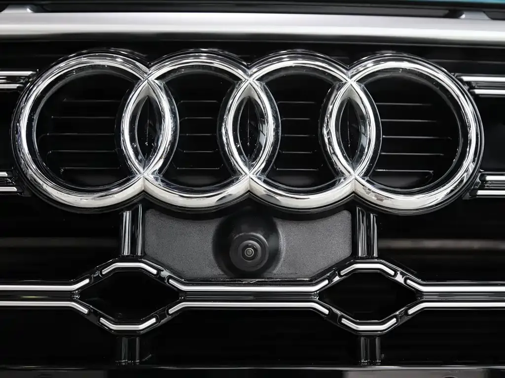 Audi Q2L — фото 8