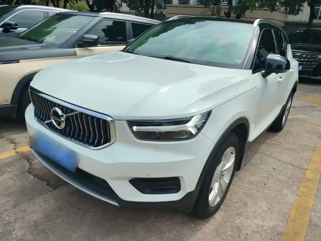 Volvo XC40 — фото 1