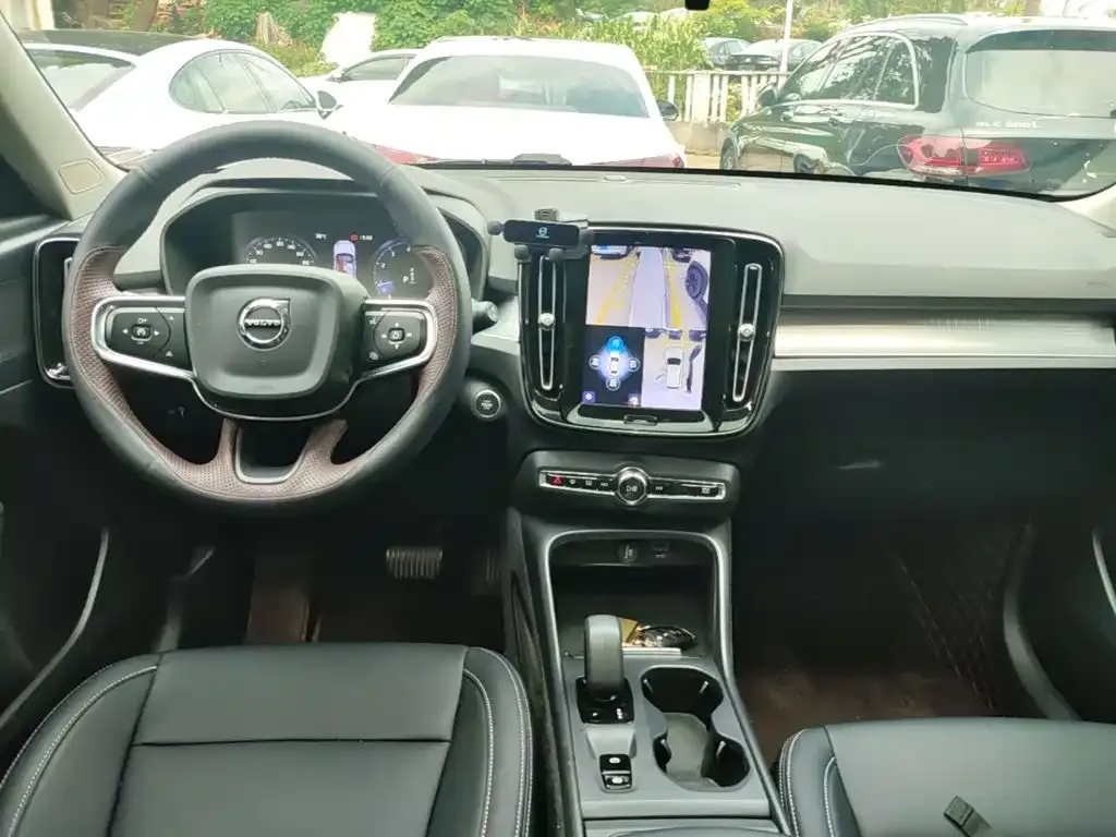 Volvo XC40 — фото 10