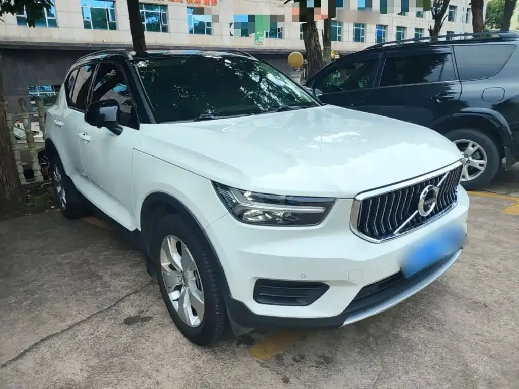 Volvo XC40 — фото 9
