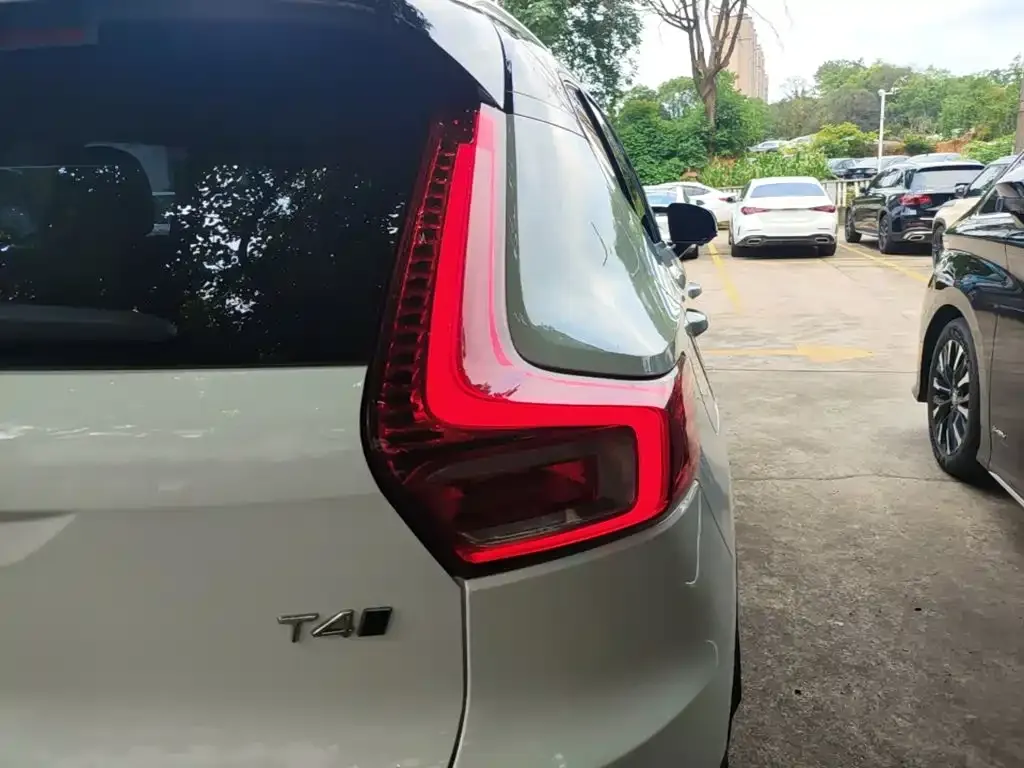 Volvo XC40 — фото 4