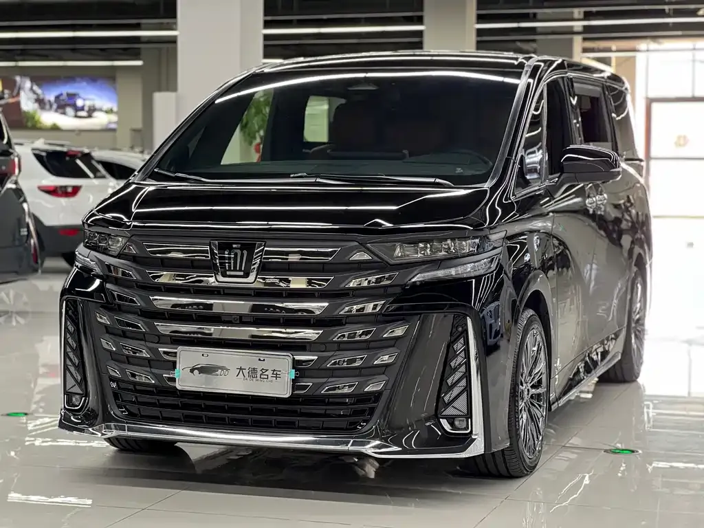 Toyota Vellfire — фото 1