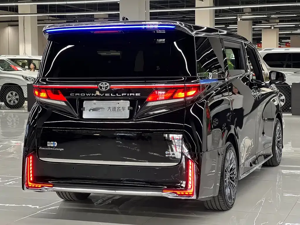Toyota Vellfire — фото 8