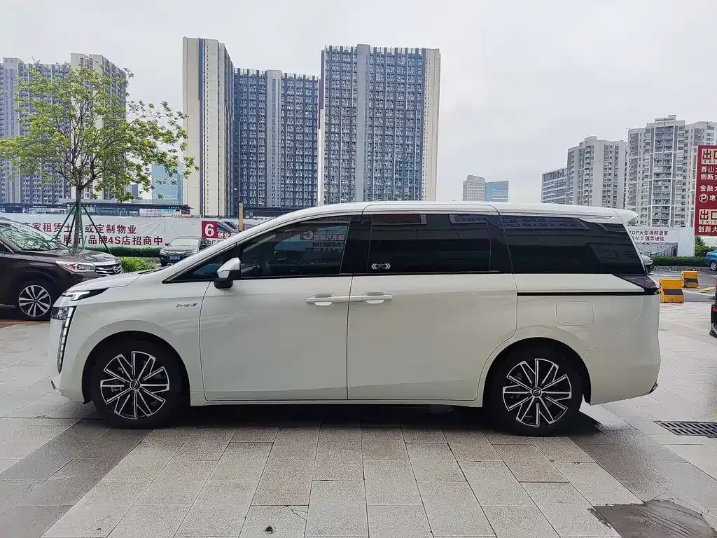 GAC Motor 传祺E8 PHEV — фото 9