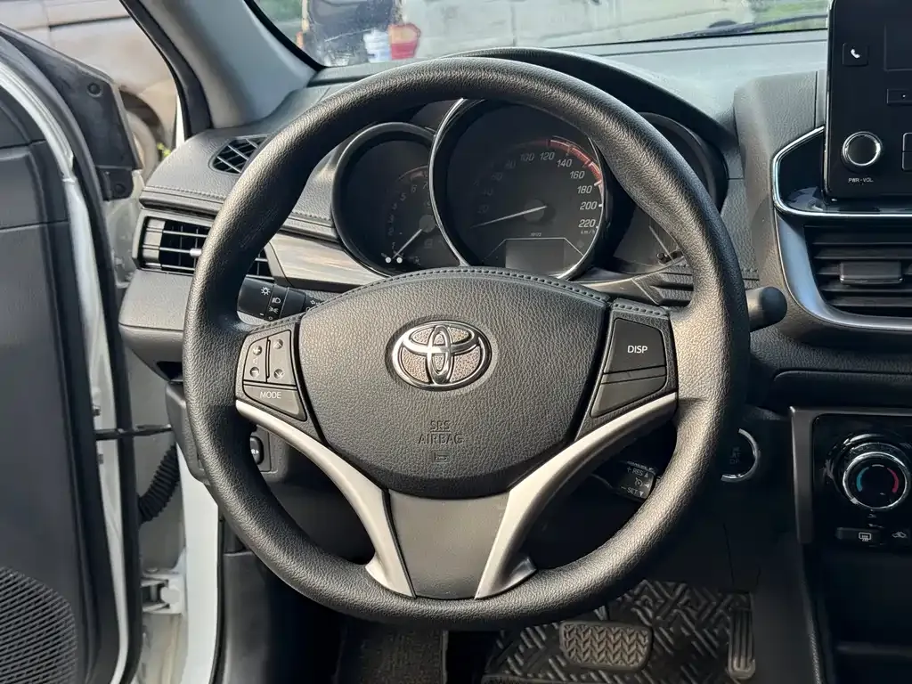 Toyota Yaris L — фото 4