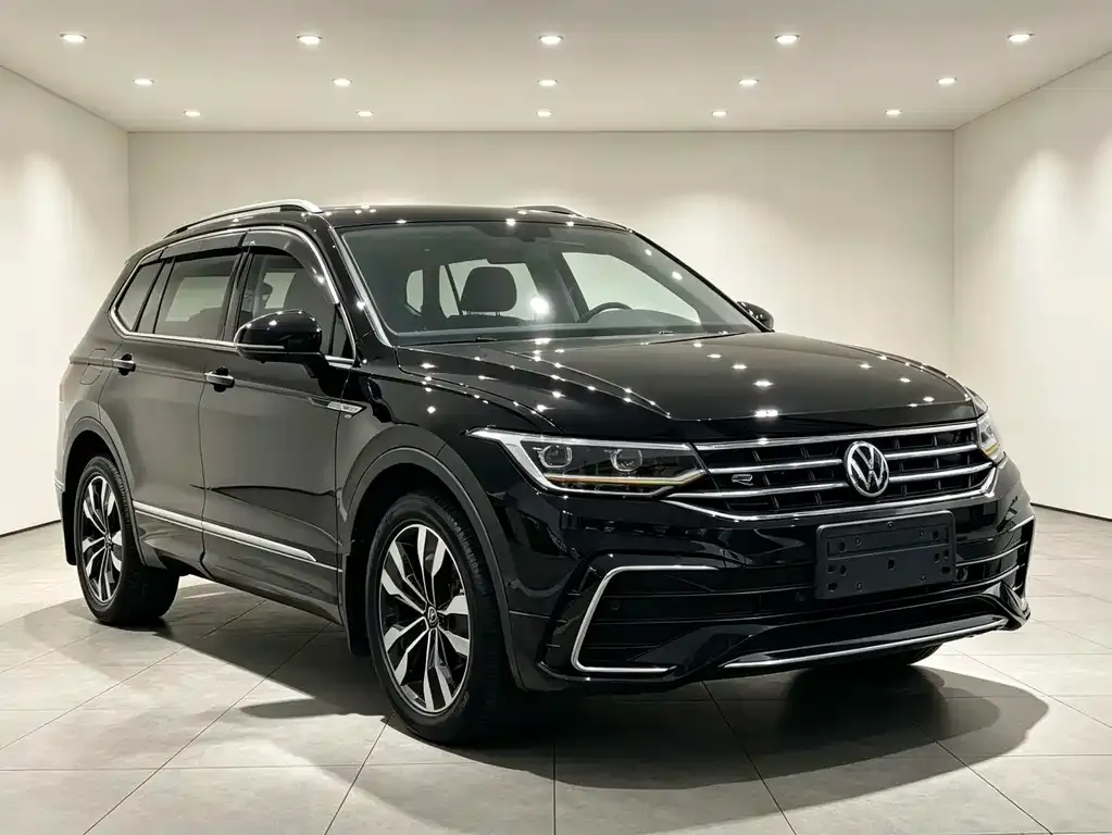 Volkswagen Tiguan L — фото 1