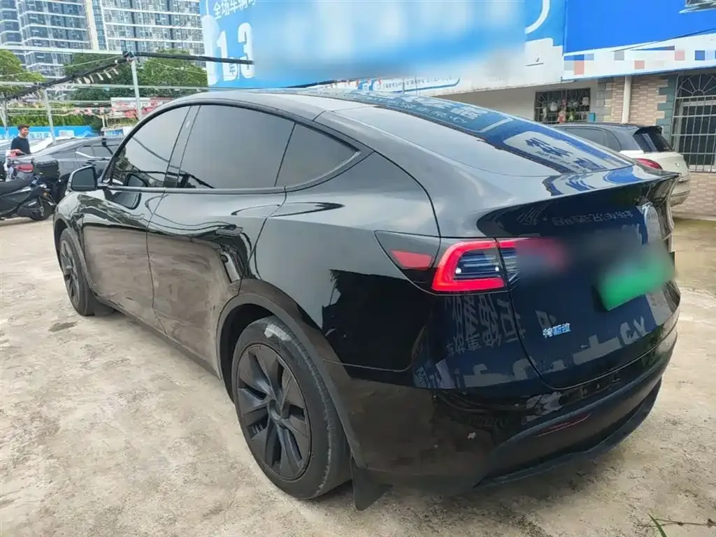 Tesla Model Y — фото 10