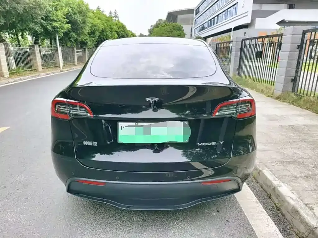 Tesla Model Y — фото 6
