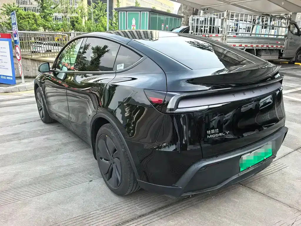 Tesla Model Y — фото 10