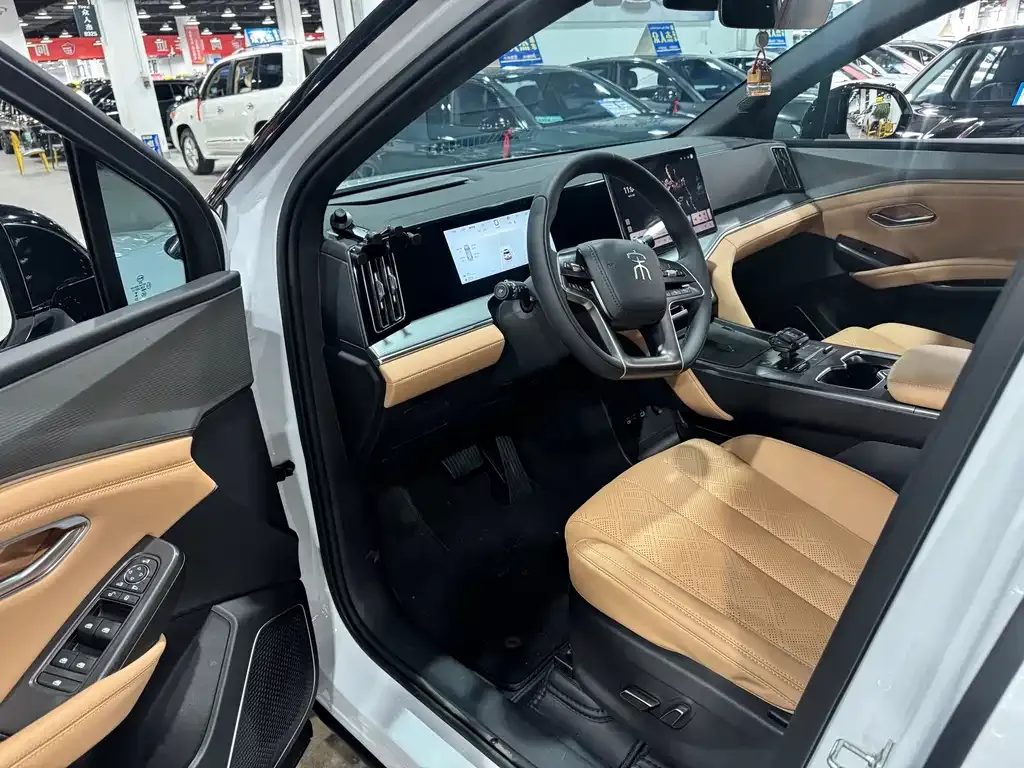 BYD L DM-i — фото 8