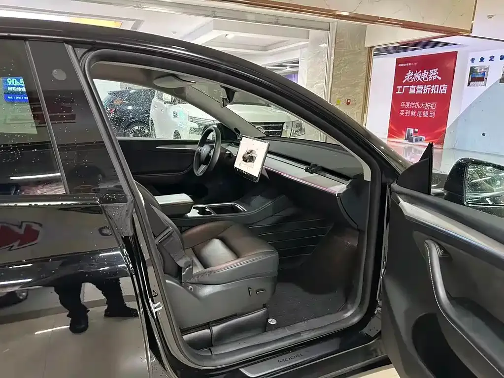 Tesla Model Y — фото 10
