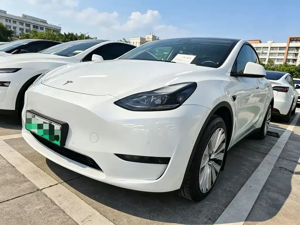 Tesla Model Y — фото 1
