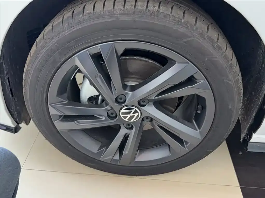 Volkswagen Golf 2024 из CN, фото 2