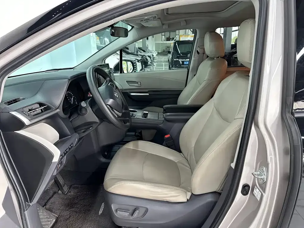 Toyota Sienna 2022 из CN, фото 2