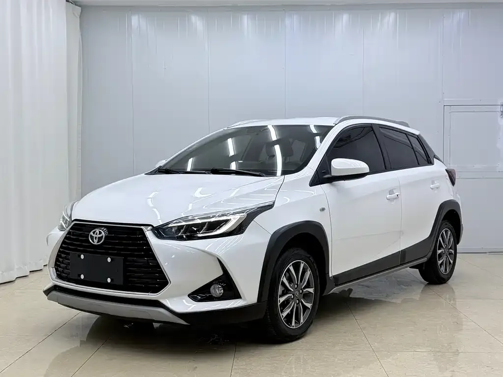 Toyota Yaris L — фото 1