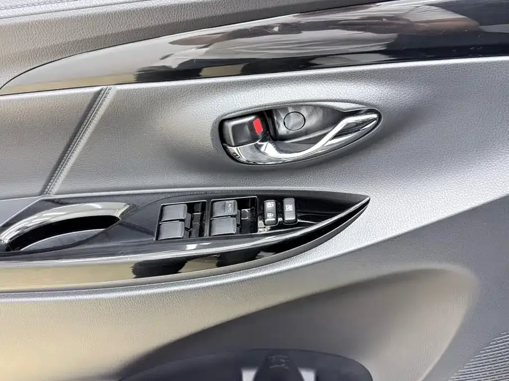 Toyota Yaris L — фото 8