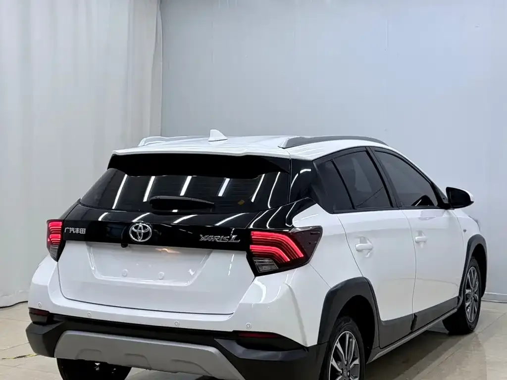 Toyota Yaris L — фото 2