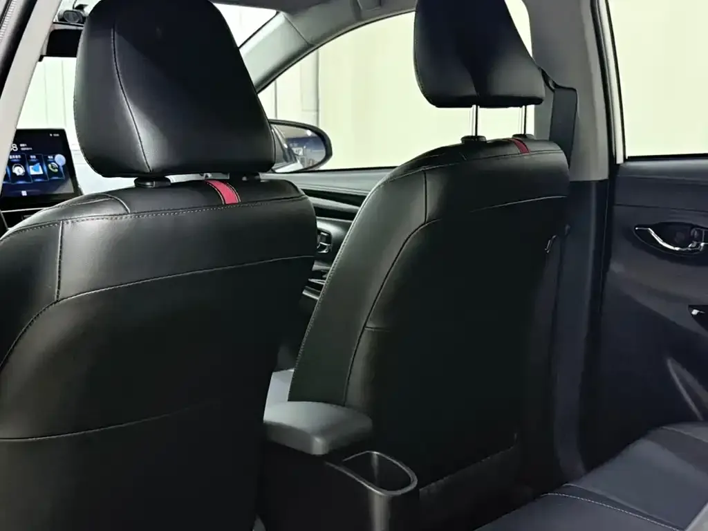 Toyota Yaris L — фото 3