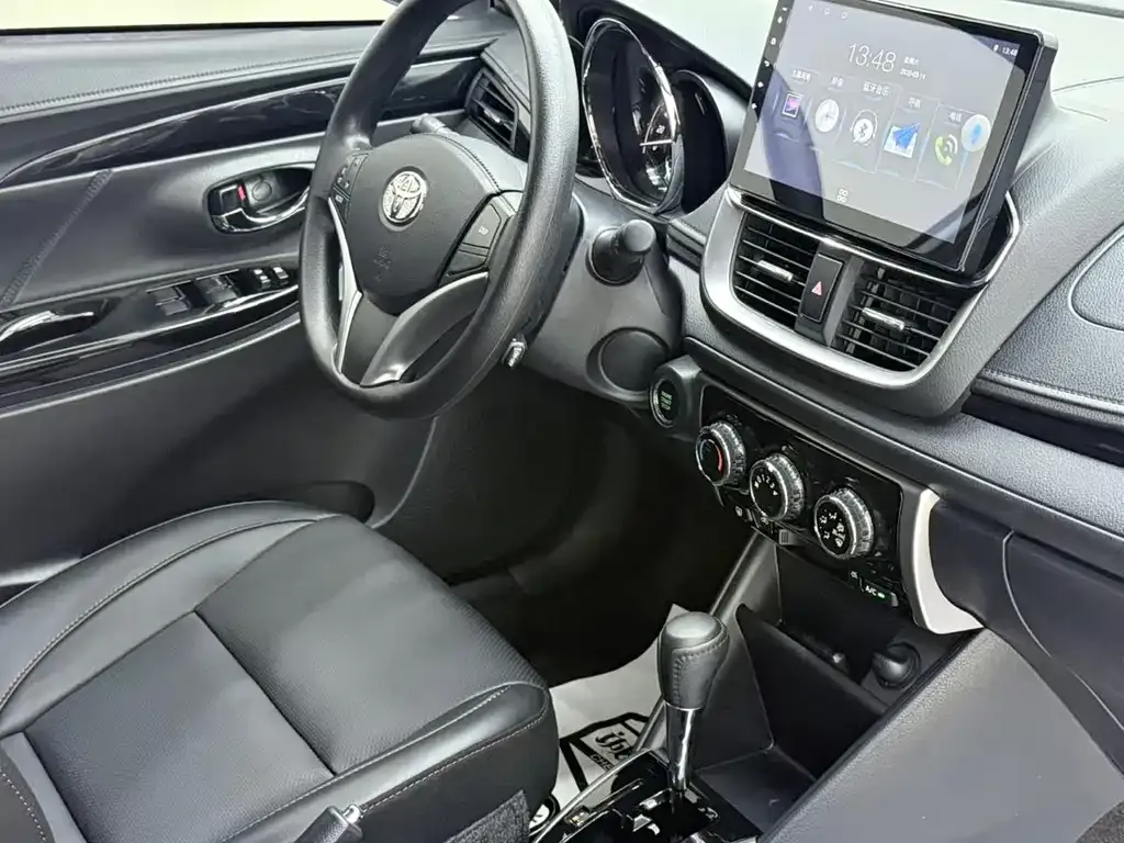 Toyota Yaris L — фото 10