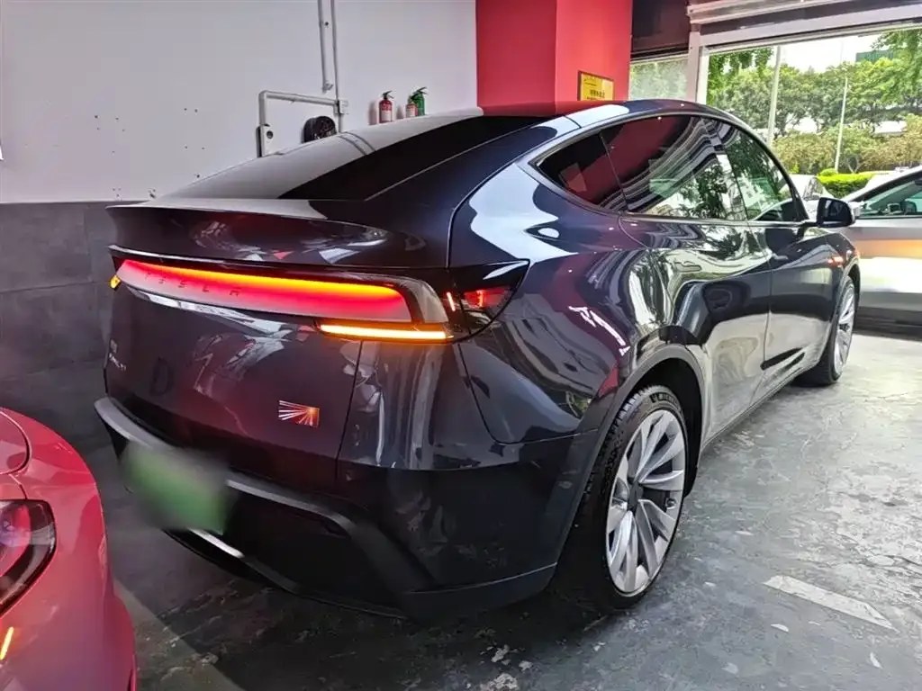 Tesla Model Y — фото 9