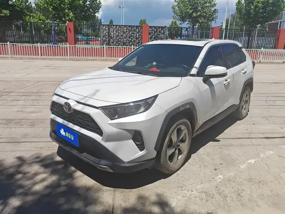 Toyota RAV4 — фото 1