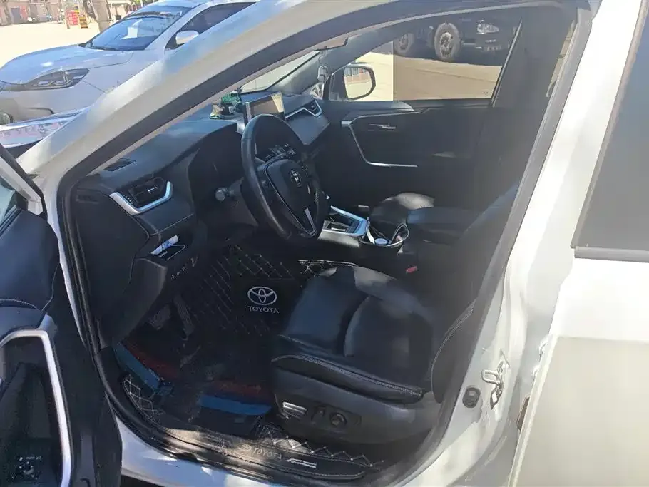 Toyota RAV4 — фото 6