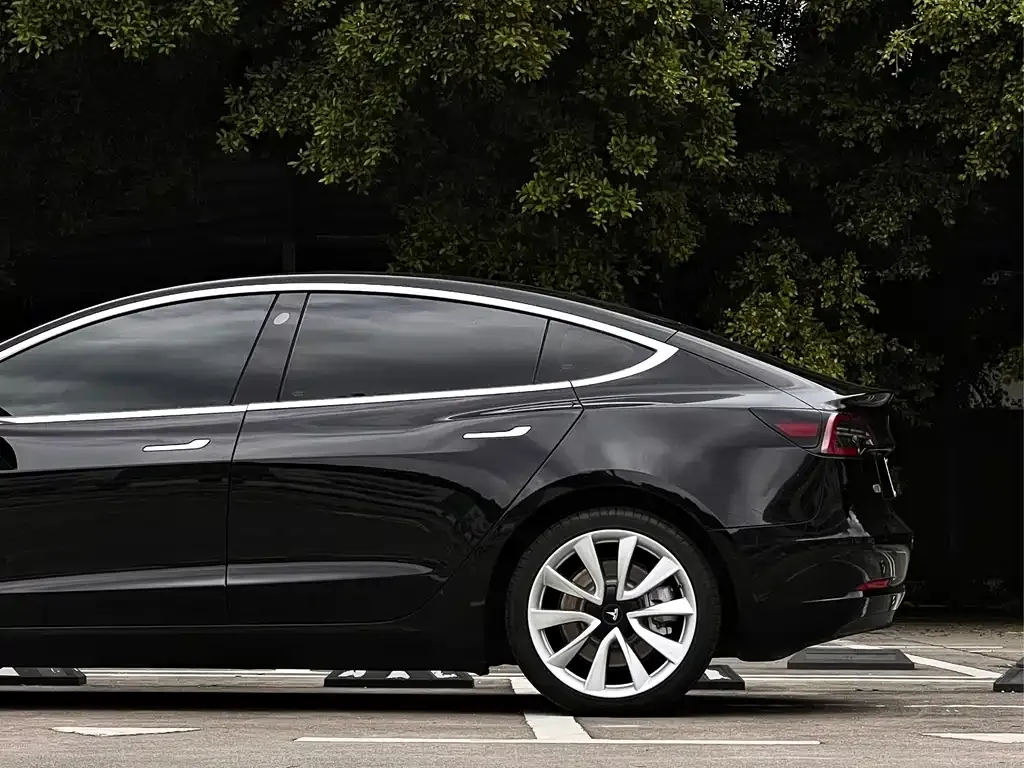 Tesla Model 3 — фото 3