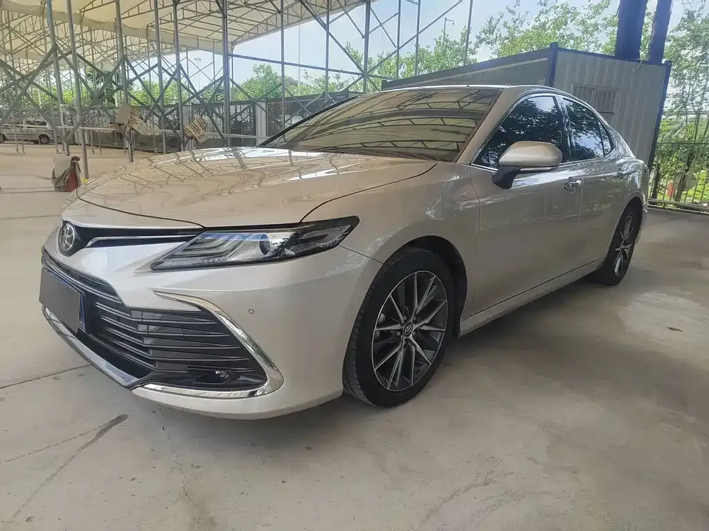 Toyota Camry — фото 1