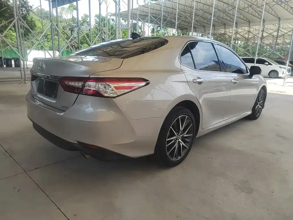 Toyota Camry — фото 5