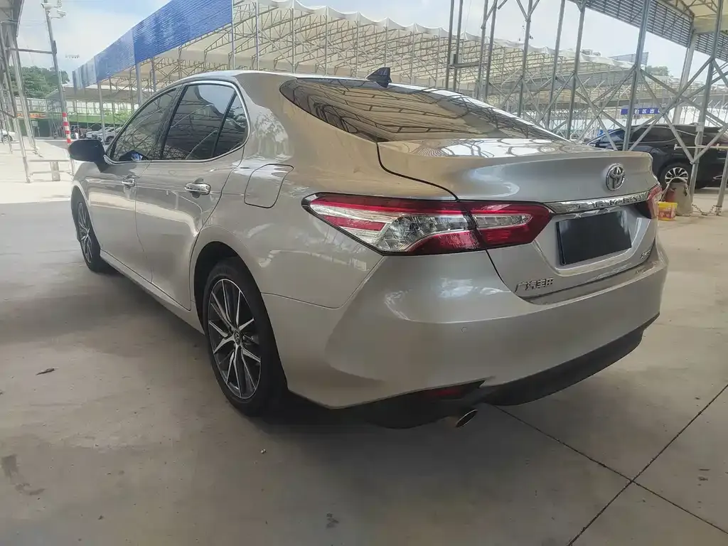 Toyota Camry — фото 4