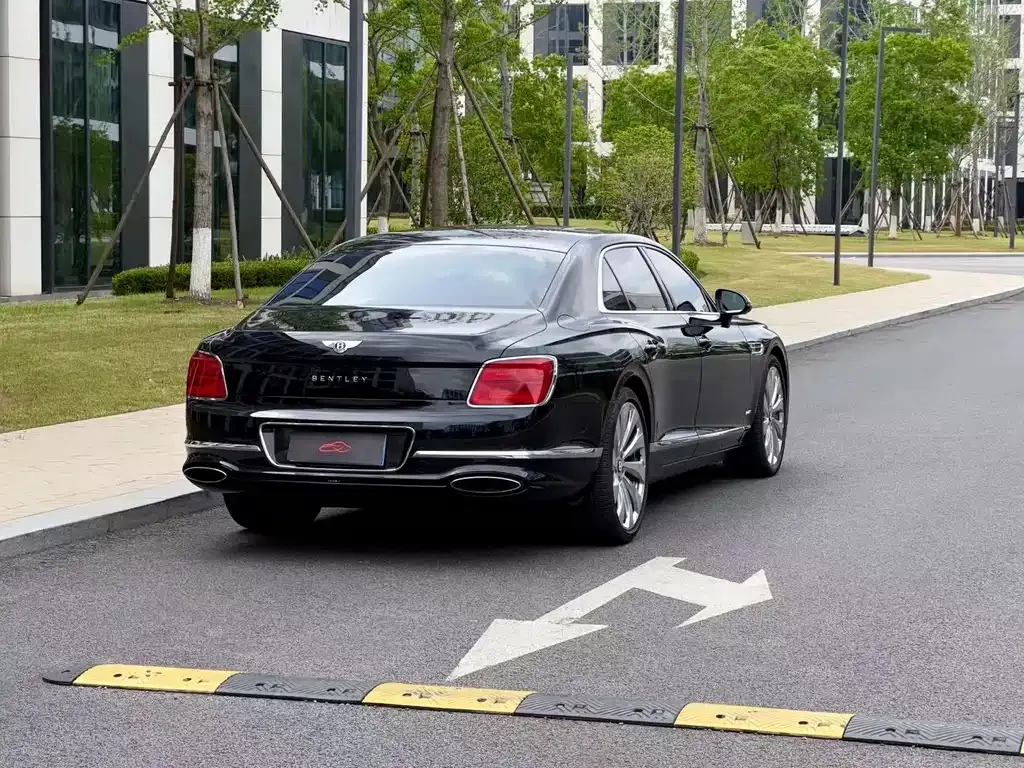 Bentley Flying Spur — фото 10