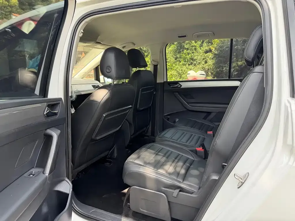 Volkswagen Touran 2021 из CN, фото 2