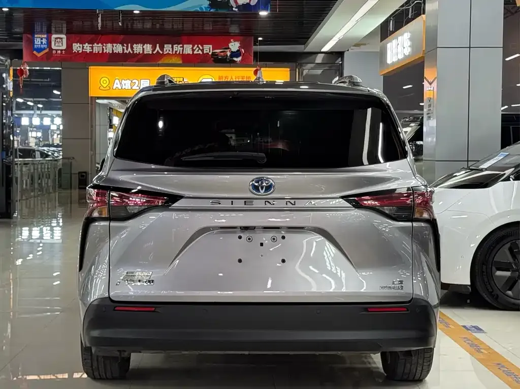 Toyota Sienna 2024 из CN, фото 2