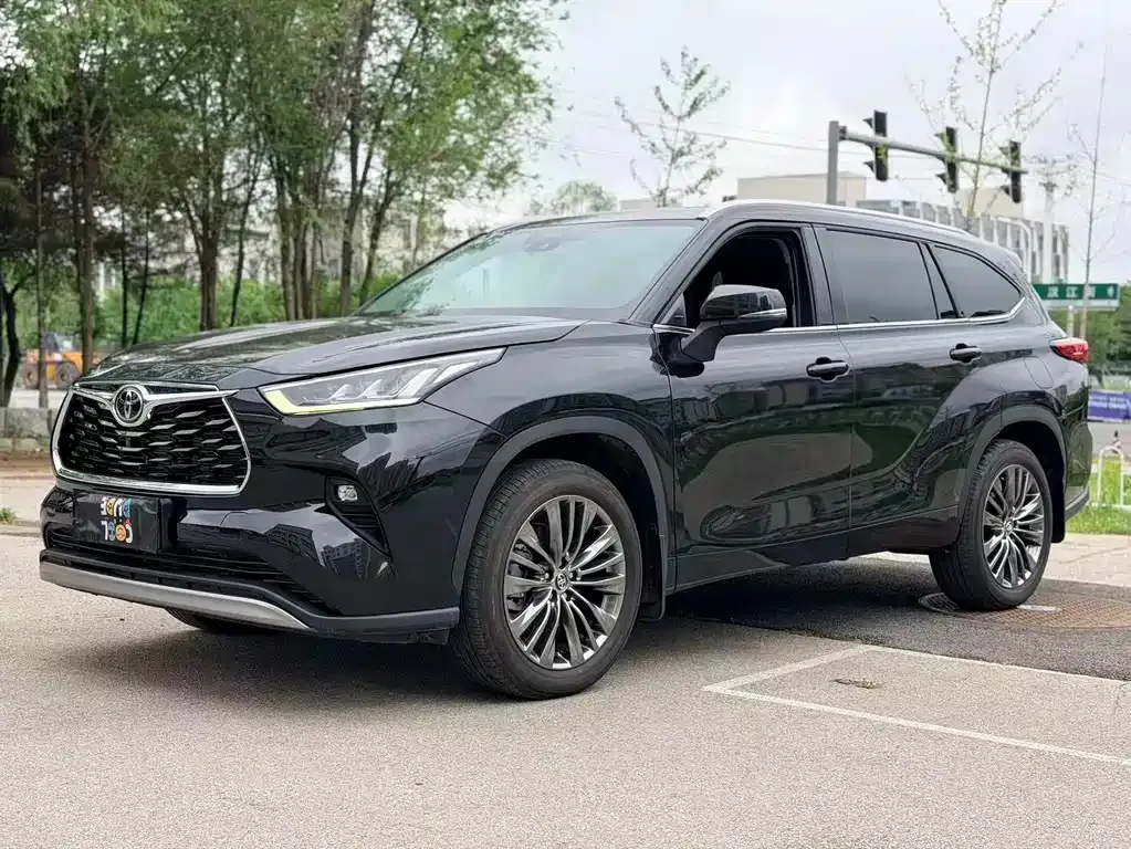 Toyota Highlander — фото 1